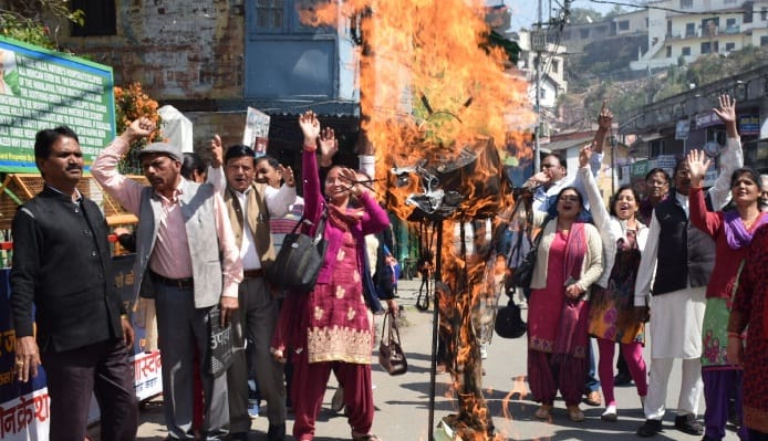 Women Congress burn effigies of MLA Thukral