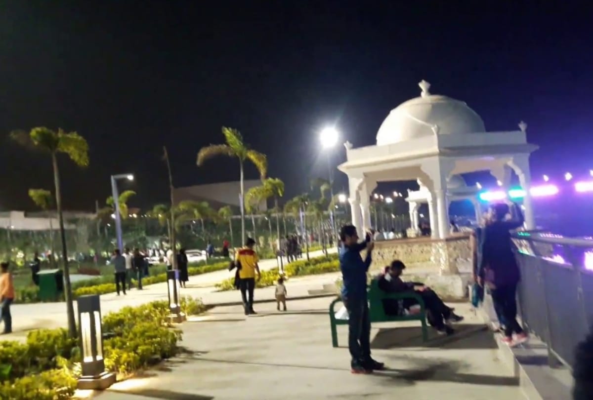 boy fell down in river while taking selfie at gomti river front