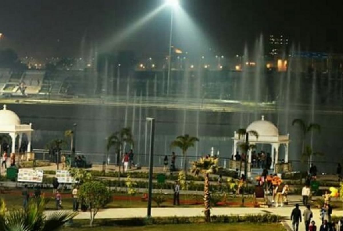 boy fell down in river while taking selfie at gomti river front