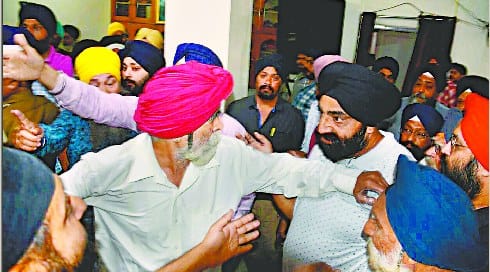 Clashes over membership in Gurudwara guru Singh Sabha