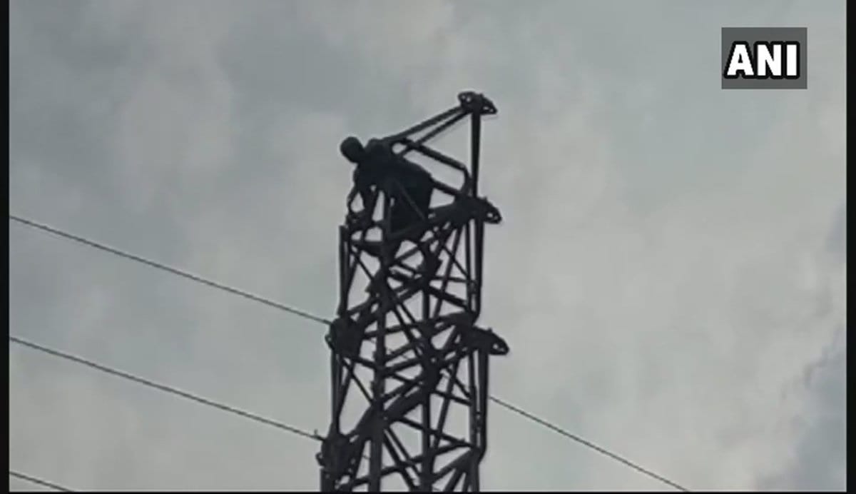Hyderabad: A prisoner climbed pole seeking suspension of the police official