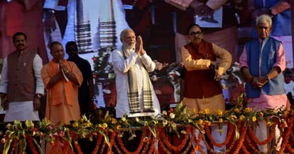 Grand welcome of French president and pm modi in varanasi