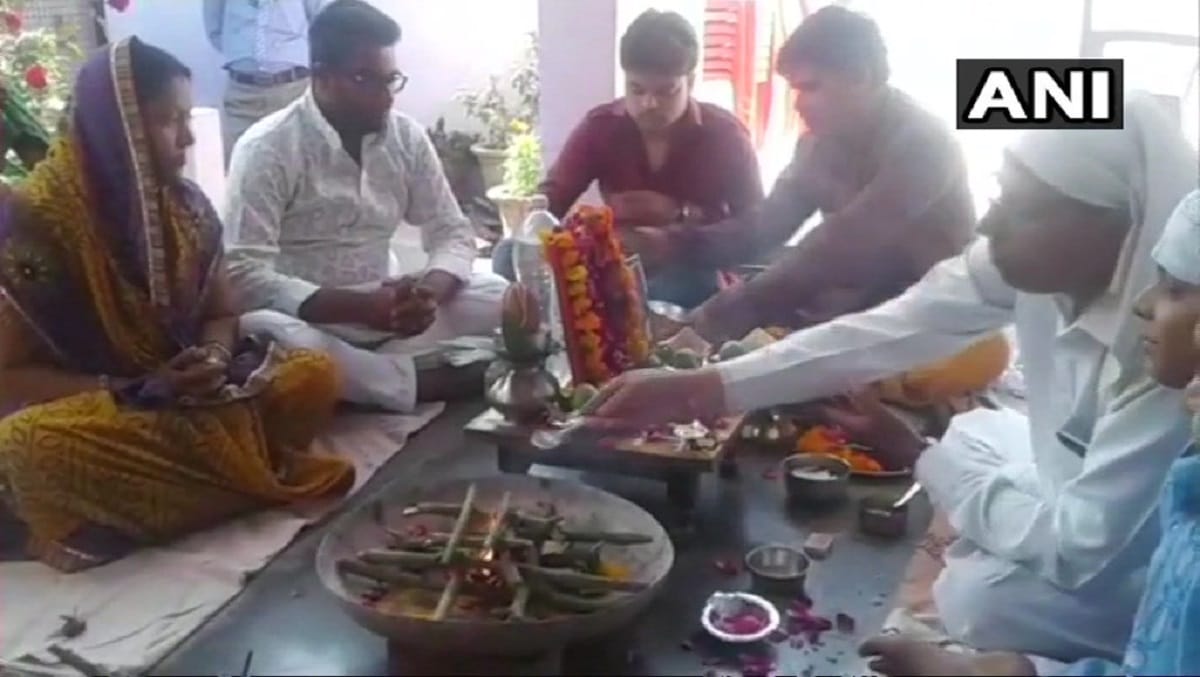 man organised a havan and bhoj after his parrot died 