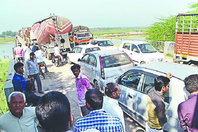People struggling with jam in district