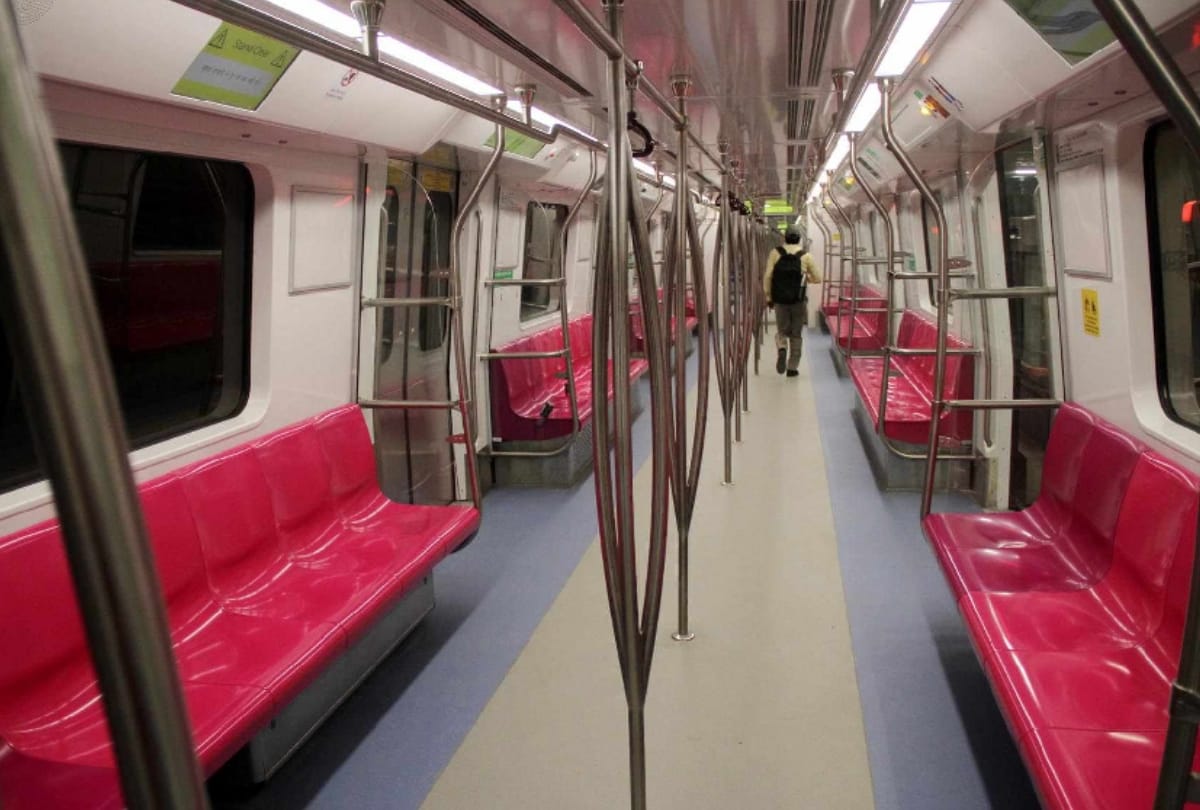 metro run today Between Trilokpuri-Shiv Vihar