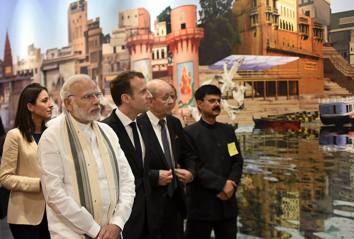 Emmanuel macron reached deendayal hastkala sankul with his wife