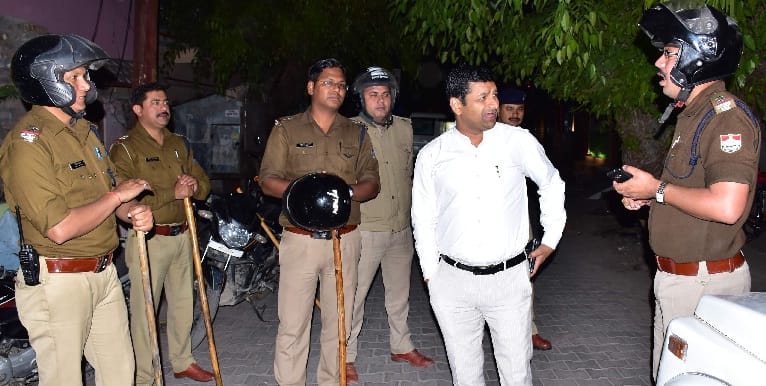 गांधीनगर में पथराव फायरिंग