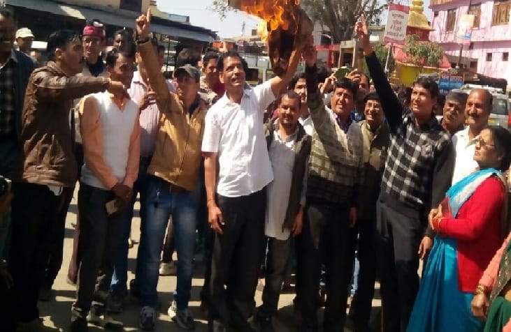 Blow the effigy of Development Authority in Dwarahat