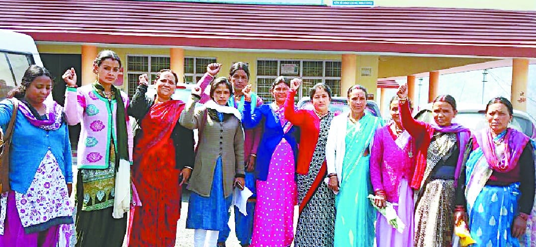 protest against liquor selling  in shama 
