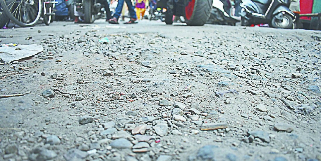valley baazar se khair nagar chauraha tak sarak khastahaal