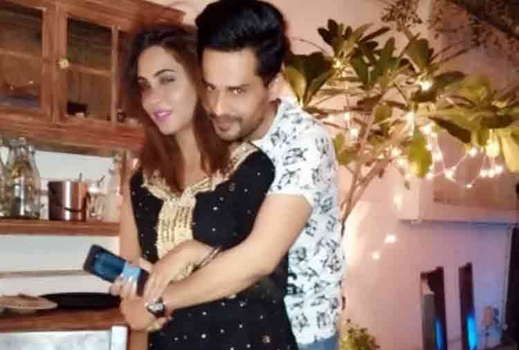 bigg boss 11 contestant arshi khan new special friend shardul pandit photos goes   viral