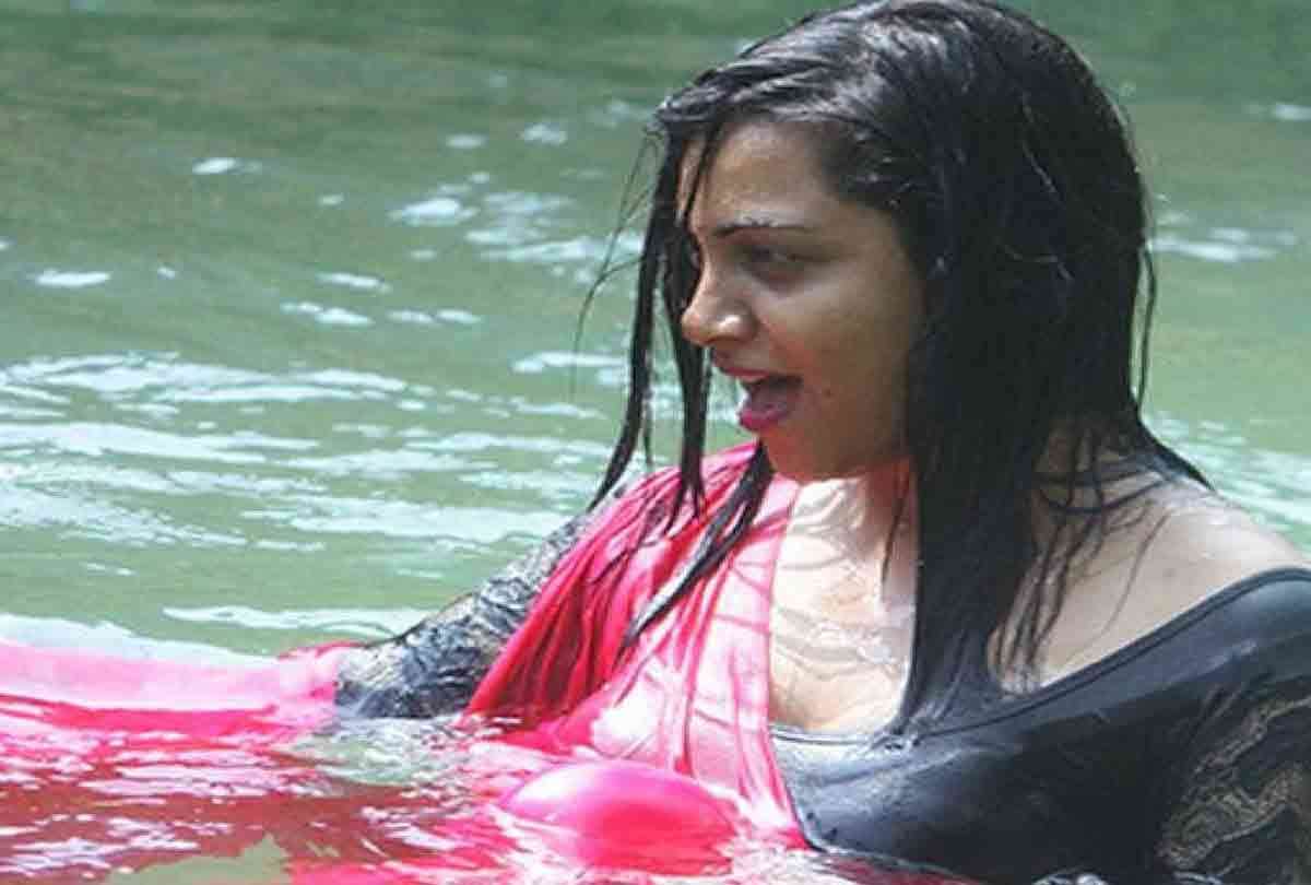 bigg boss 11 contestant arshi khan new special friend shardul pandit photos goes   viral