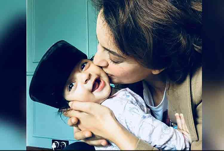kangana ranaut poses with her cute nephew prithvi raj chandel taimur fail before this baby