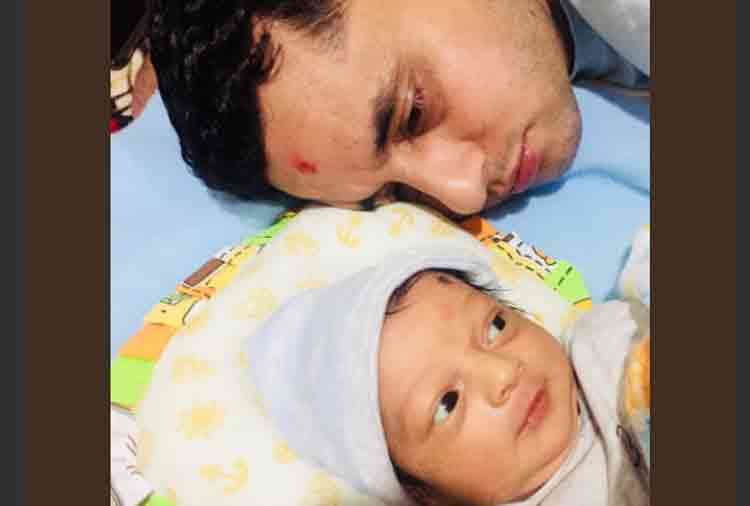 kangana ranaut poses with her cute nephew prithvi raj chandel taimur fail before this baby