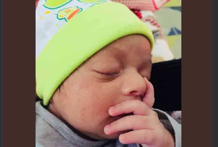 kangana ranaut poses with her cute nephew prithvi raj chandel taimur fail before this baby