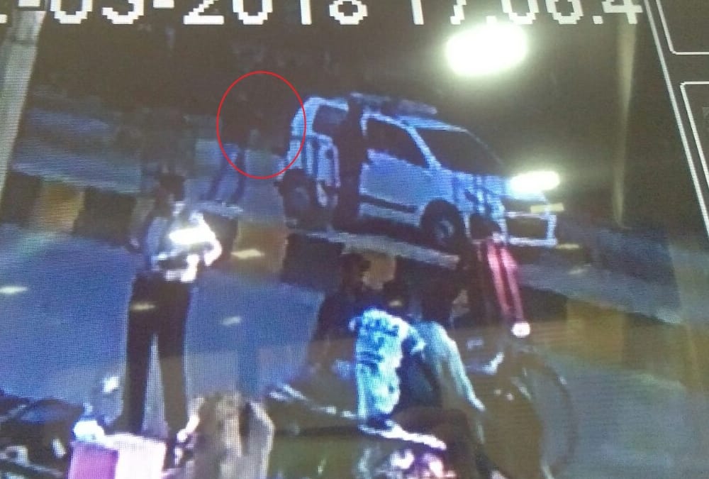 A man shoots a guard in Lucknow.