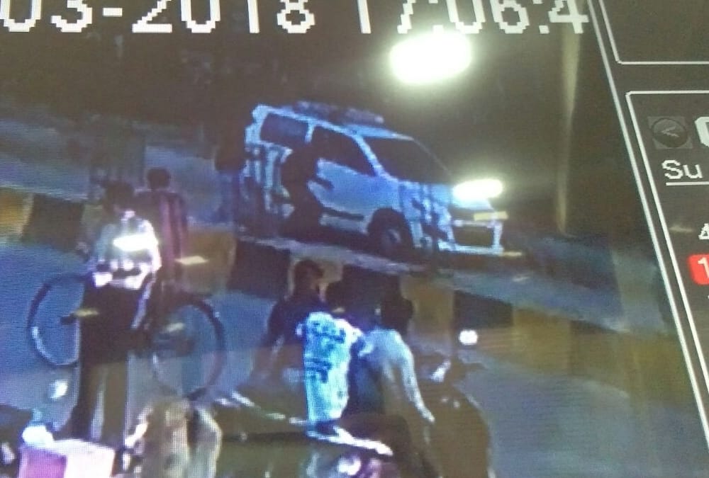 A man shoots a guard in Lucknow.