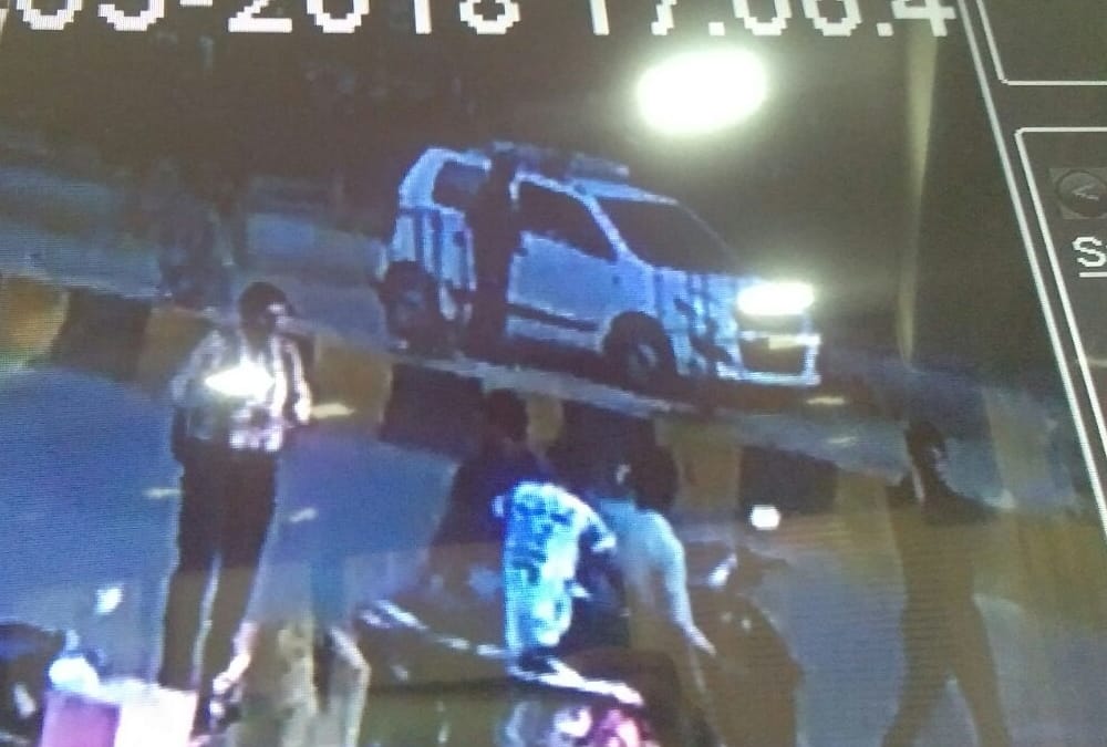 A man shoots a guard in Lucknow.