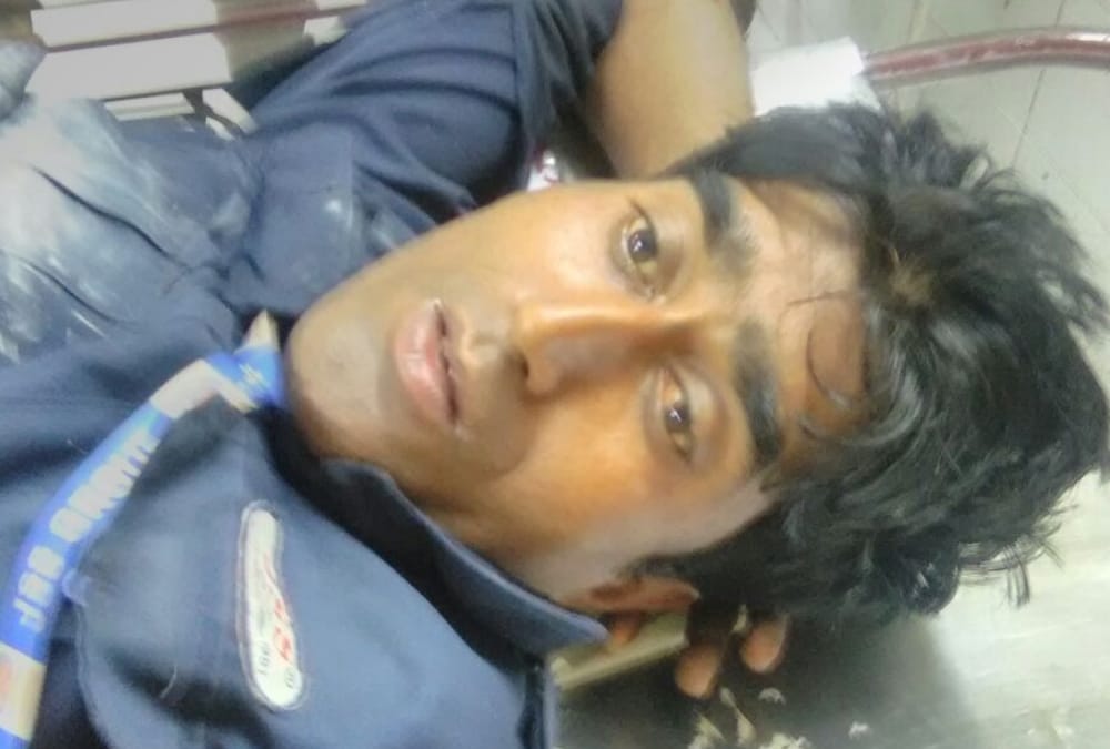 A man shoots a guard in Lucknow.