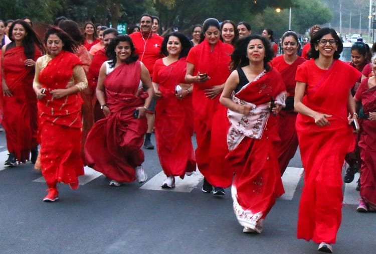 nari in red saree, the ladies dressed up in red saree on road in chandigarh