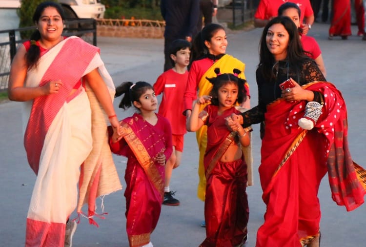 nari in red saree, the ladies dressed up in red saree on road in chandigarh