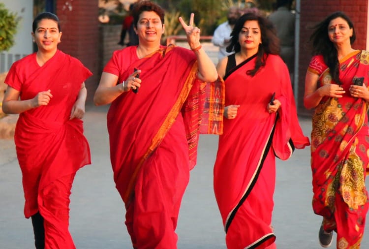 nari in red saree, the ladies dressed up in red saree on road in chandigarh