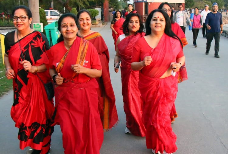nari in red saree, the ladies dressed up in red saree on road in chandigarh