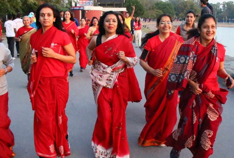 nari in red saree, the ladies dressed up in red saree on road in chandigarh