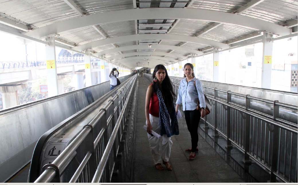 travelator opened for connection between airport line and pink line