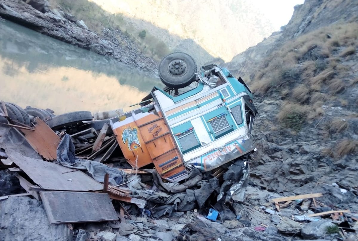 two people died in a truck accident at kumarsain shimla