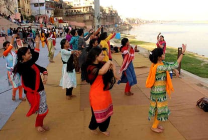 PM modi and french president visit varanasi like festival decoration