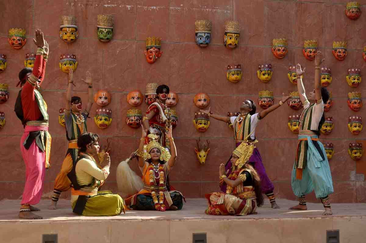 PM Modi and french president see the culture of kashi today
