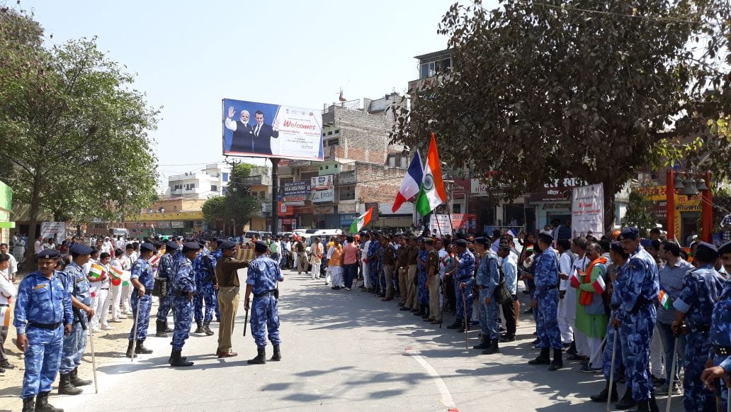 PM modi and french macron in varanasi people gather for welcome