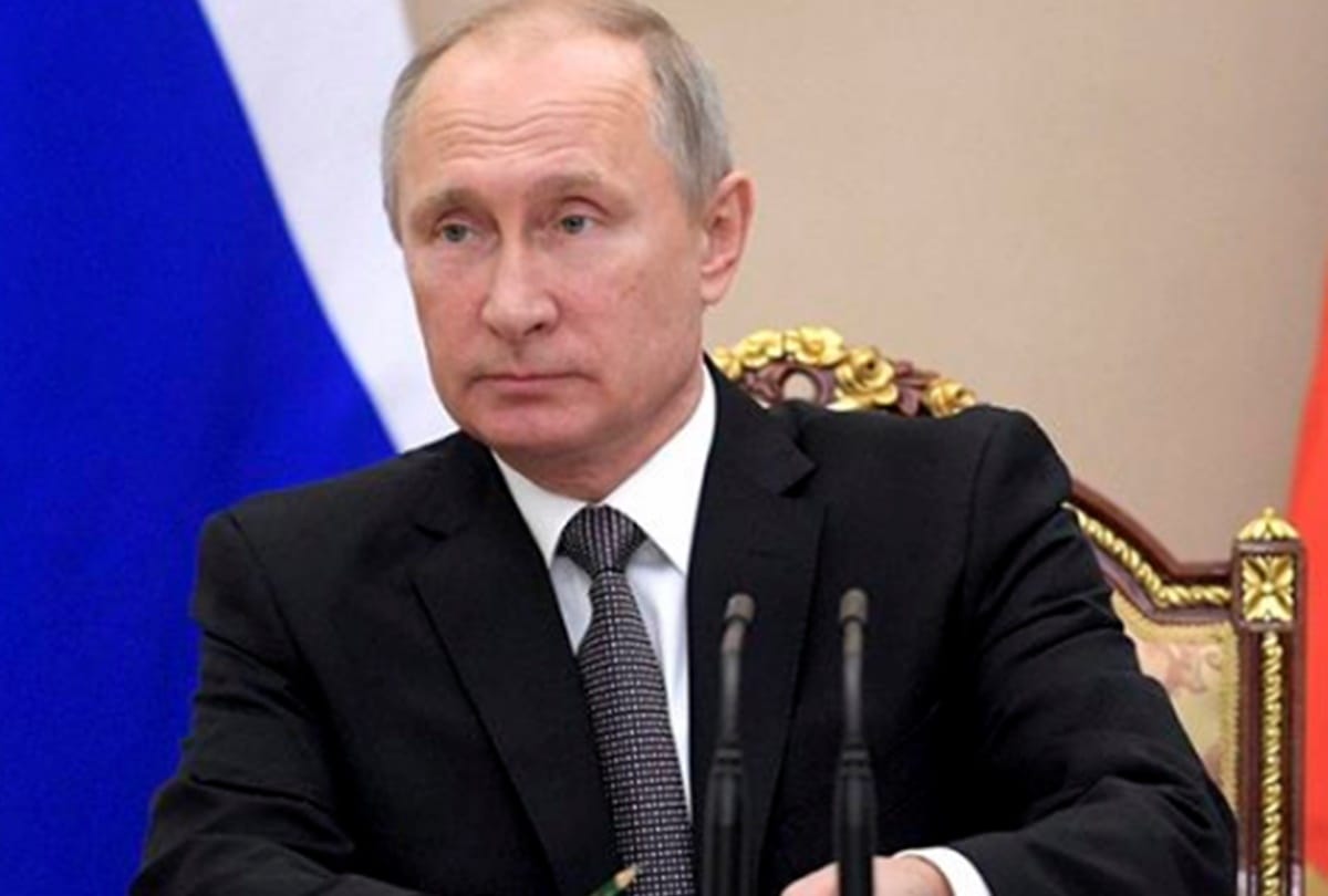 in 2014 Vladimir Putin ordered downing of passenger plane because of bomb threat