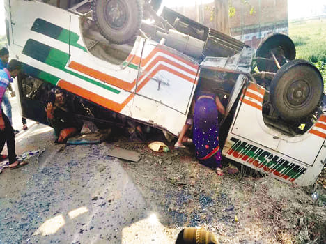 Mini bus, over twenty injured in rescue of bike rider