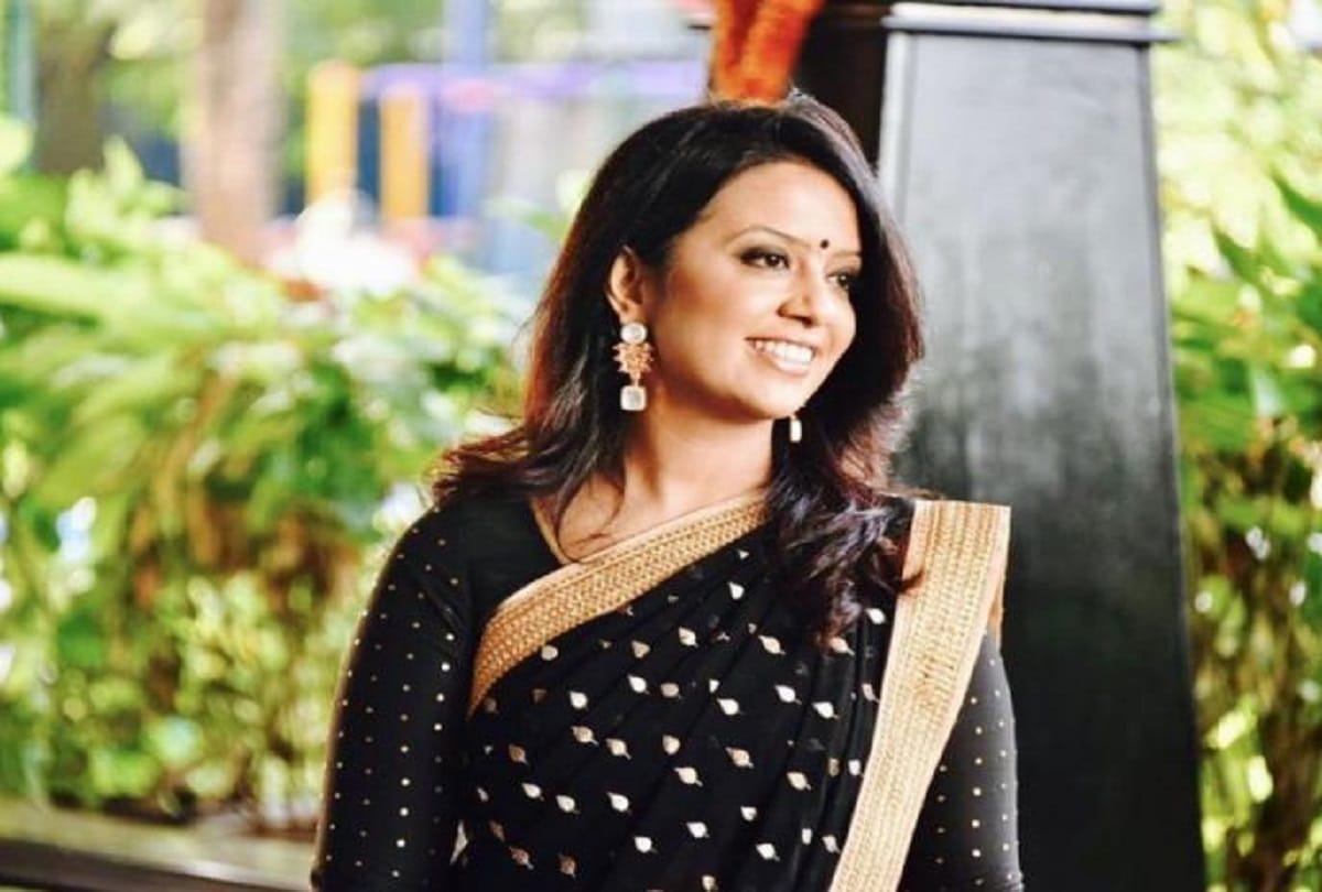 Maharashtra CM Wife Amruta Fadnavis Sings Title Track Of Ekta Kapoor Show Kehne Ko Humsafar Hain