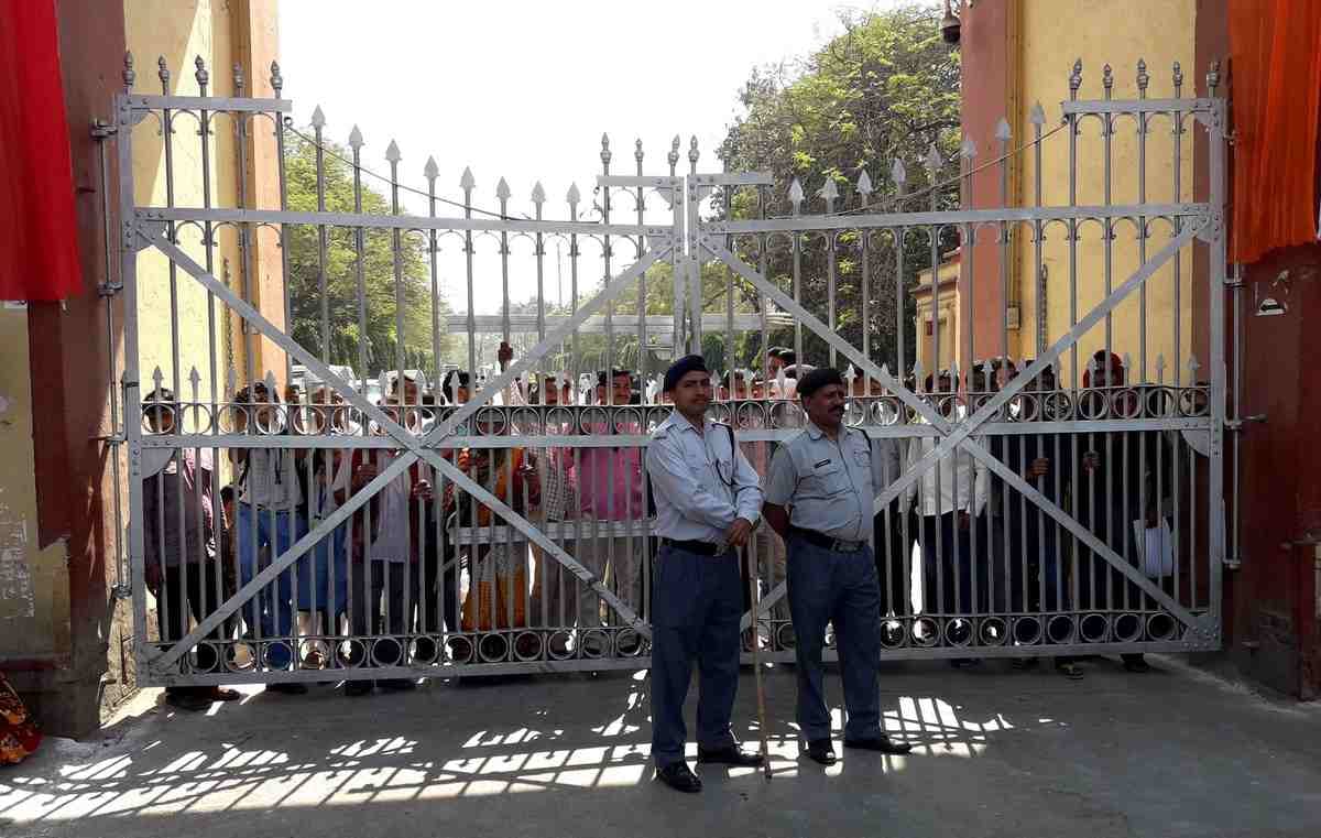 BHU main gate close due to PM modi visit in varanasi