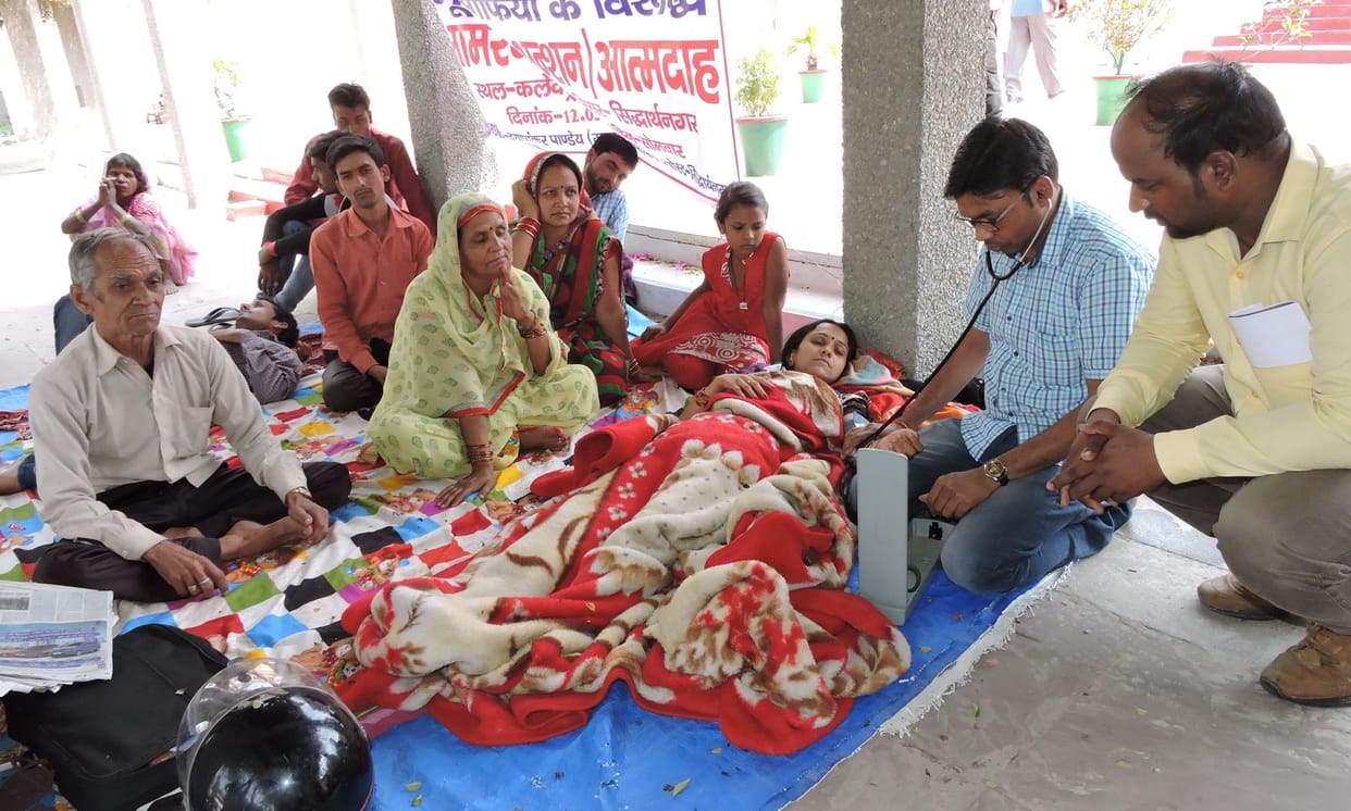 अनशन पर बैठी नीलम की तबीयत बिगड़ी 