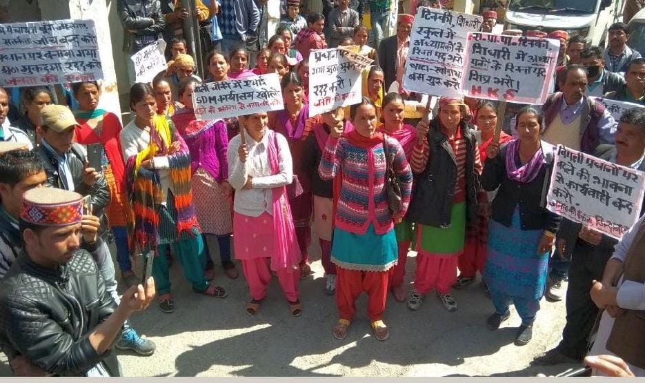 प्रधान पर केस के खिलाफ तहसील कार्यालय, पुलिस चौकी का घेराव