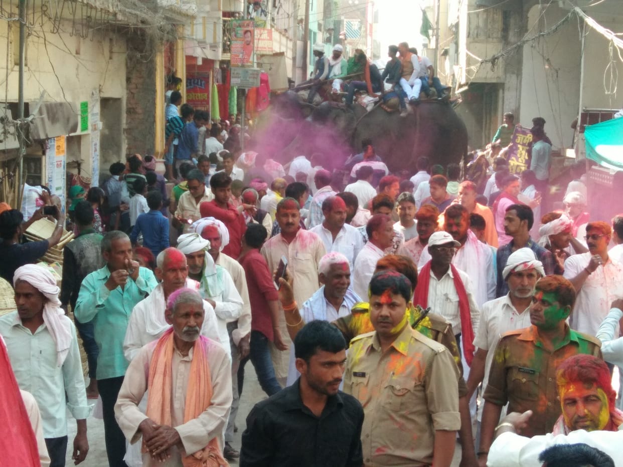 बुढ़वा मंगल के जुलूस में जमकर उड़े गुलाल