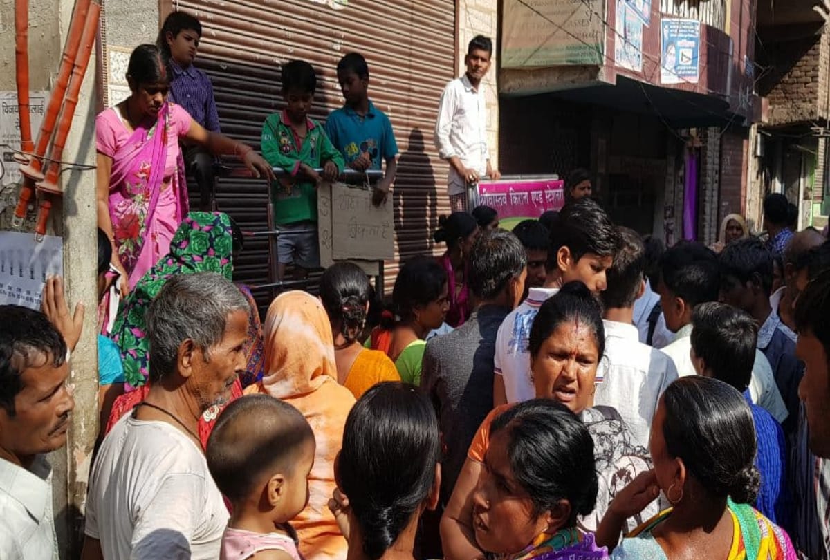 four people die in ghaziabad khoda drinking spurious liquor, 3 officer suspended, cm order probe