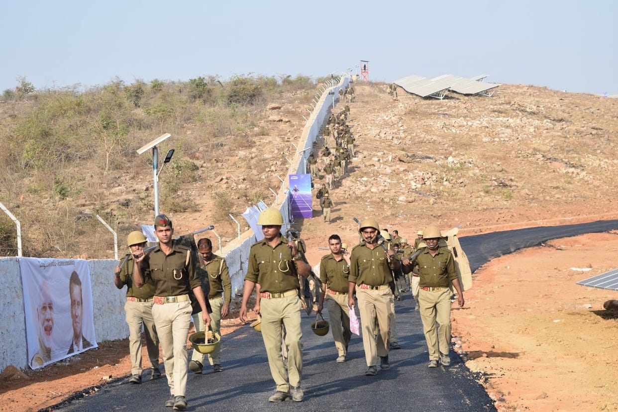 पुलिस ने छोड़े आंसू गैस के गोले