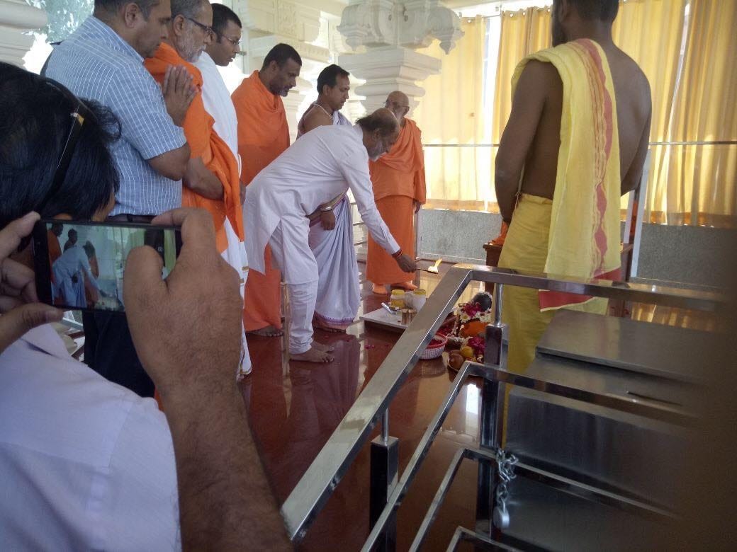 superstar rajinikanth goes to cave for meditation