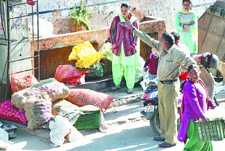मालरोड से रेहड़ी-फड़ी धारकों को सामान समेटने के निर्देश