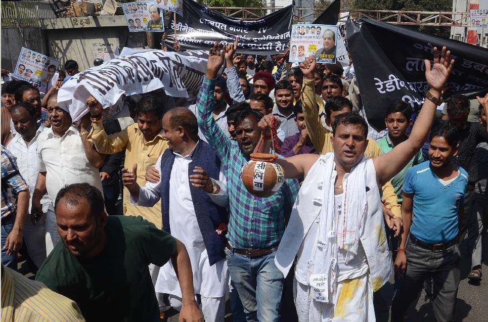  protesting against sealing:  more than 7 lakh shops closed and impact of 1800 crores in Delhi 