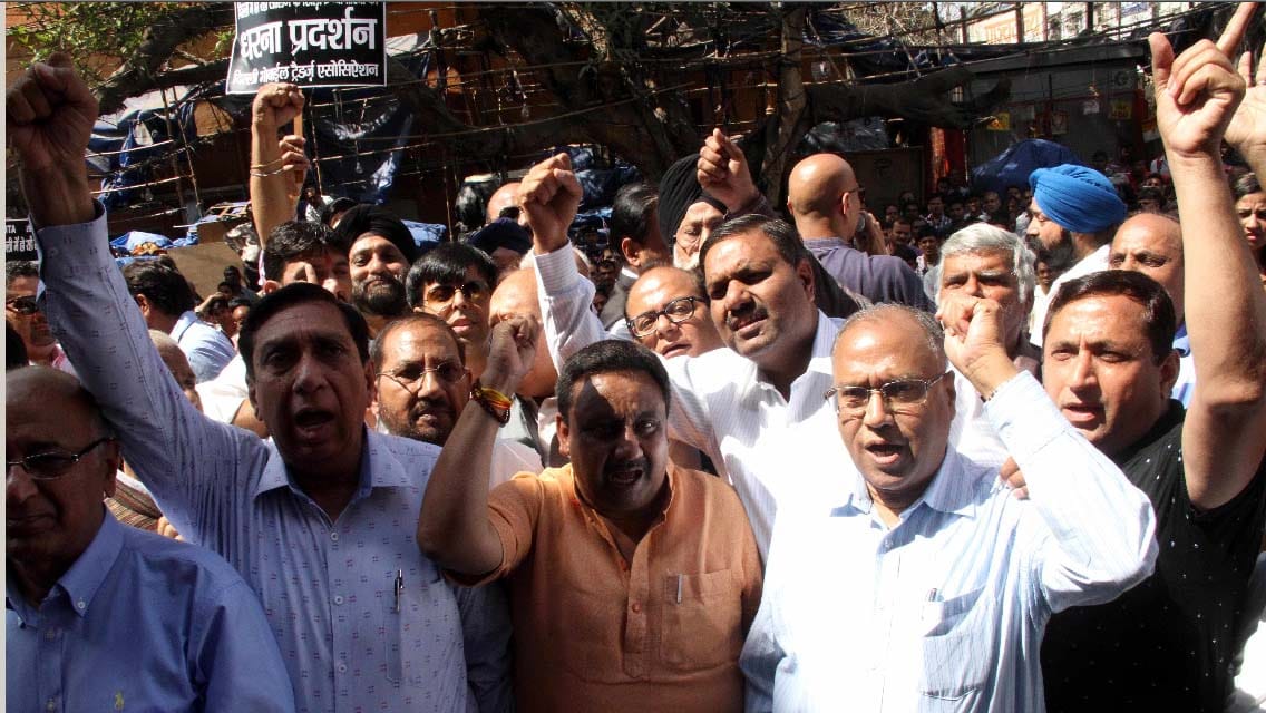  protesting against sealing:  more than 7 lakh shops closed and impact of 1800 crores in Delhi 