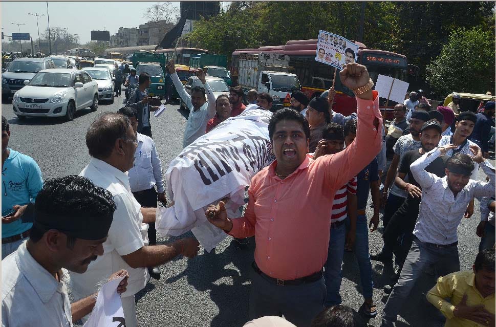  protesting against sealing:  more than 7 lakh shops closed and impact of 1800 crores in Delhi 