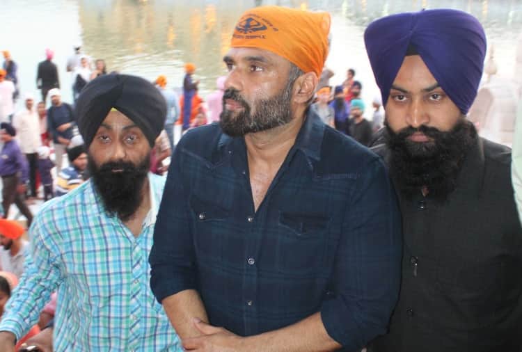 Bollywood Actor Suniel Shetty Visited Golden Temple Amritsar