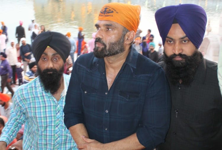 Bollywood Actor Suniel Shetty Visited Golden Temple Amritsar
