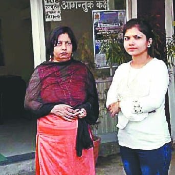 bus me baithi mahila ke jevraat udaaye